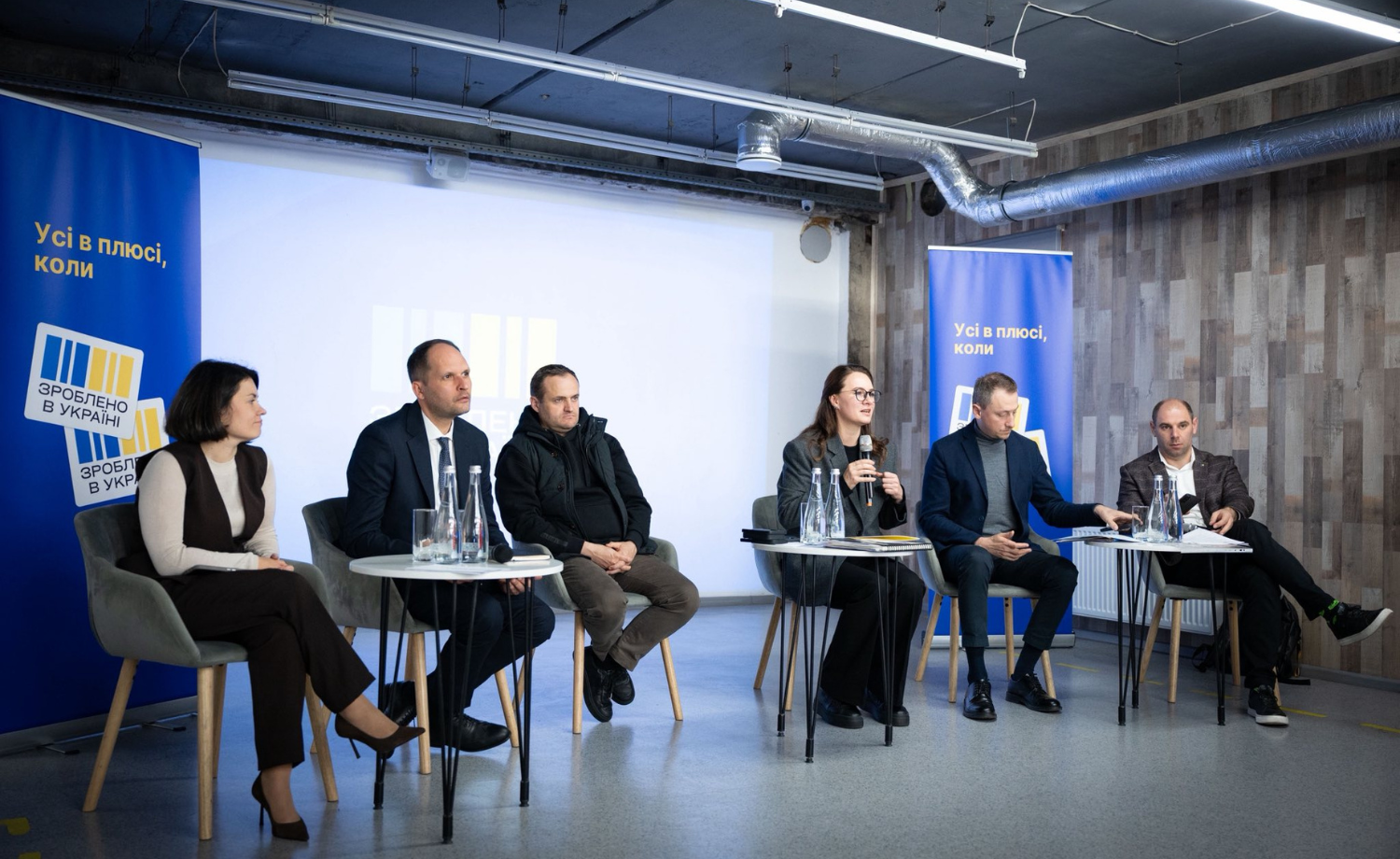 Фотографія зустрічі Премʼєр-міністра України Юлії Свириденко разом із міністрами та парламентарями з бізнесом регіону